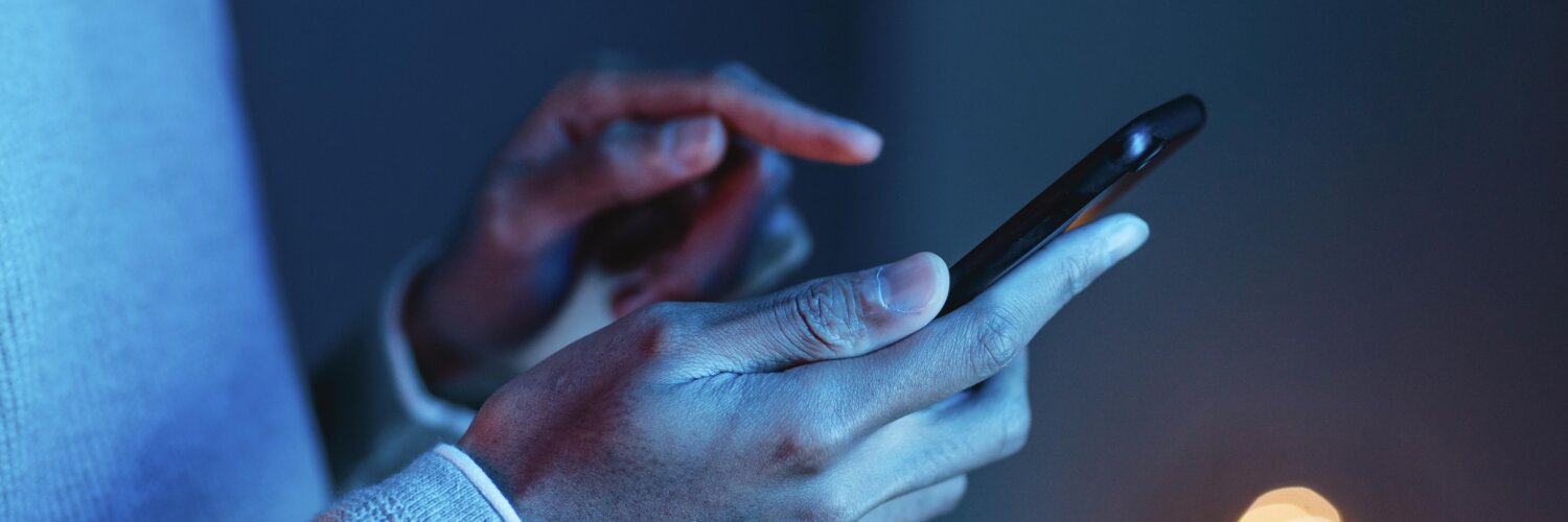 Saiba como equilibrar celular e o tempo de tela. | Foto: Freepik.