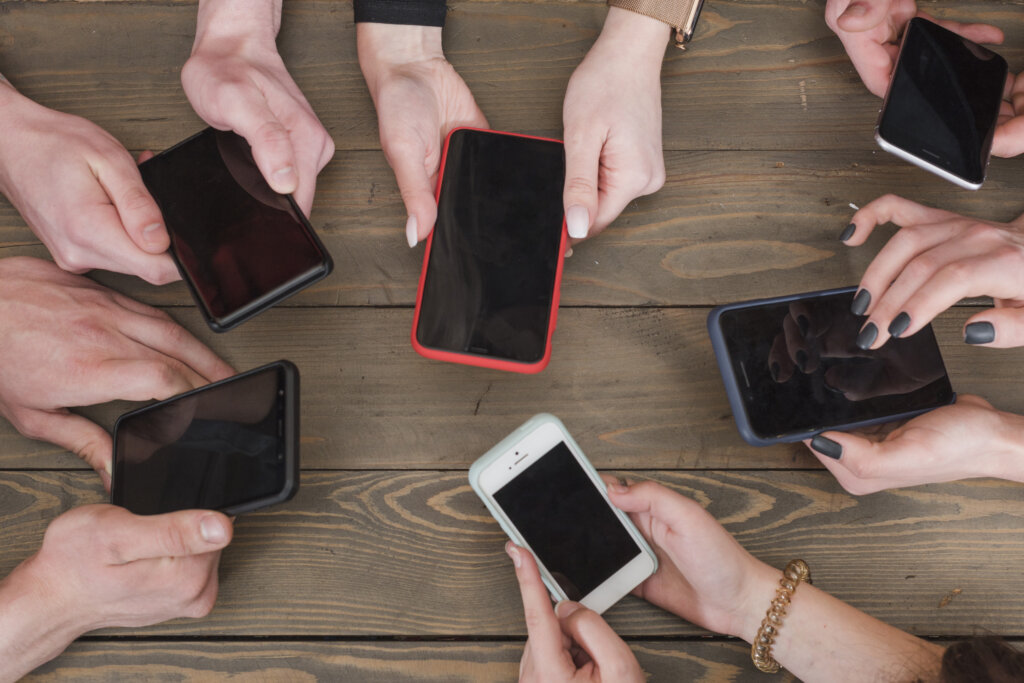 Entenda a história dos smartphones e a evolução dos modelos. Foto: Freepik.