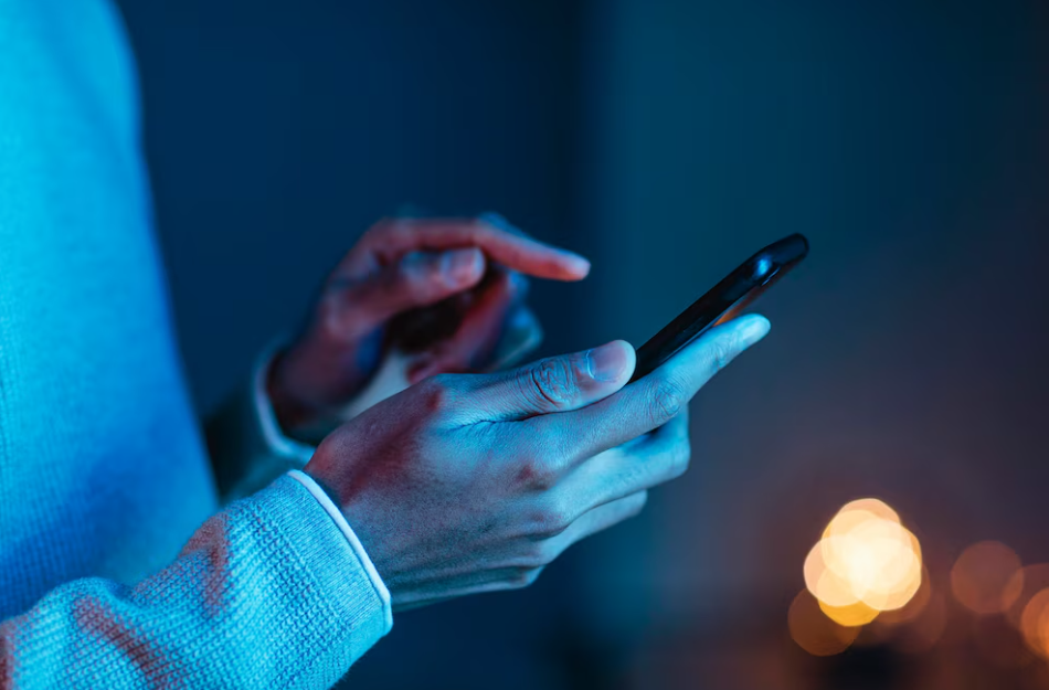 Escolher o celular certo para o trabalho pode ser um desafio, considerando a variedade de modelos e especificações disponíveis no mercado. | Foto: Freepik.