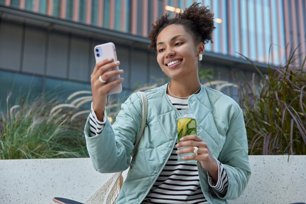 Proteger seu celular com um seguro é um investimento inteligente para garantir a continuidade e a eficiência no trabalho remoto. | Foto: Freepik.