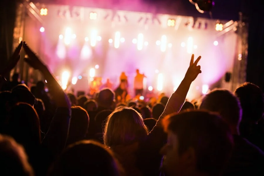 Entenda a importância do seguro viagem e celular para aproveitar seu festival de música sem perrengues.