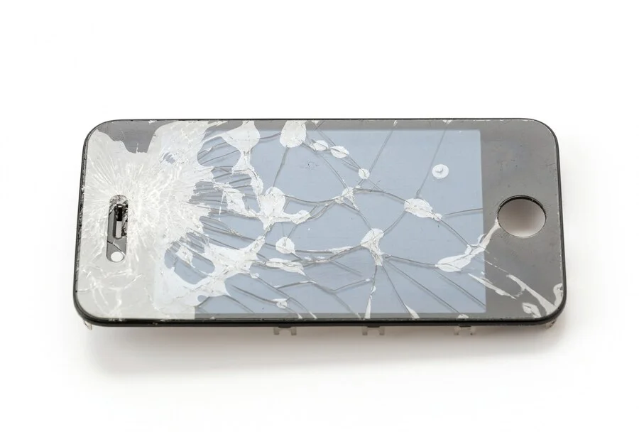 Se o seu celular cair na água ou for molhado por outro líquido, o seguro pode cobrir o custo.