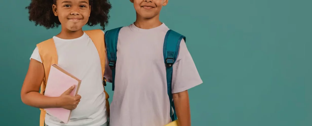 Vai viajar nas férias escolares? Veja 4 dicas essenciais para evitar imprevistos e descubra por que o seguro viagem é seu maior aliado.