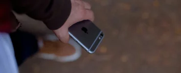 seguro-celular-cobre-queda-no-vaso-sanitário-situações-comuns-do-dia-a-dia