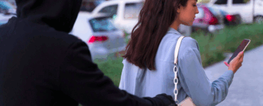 Seu celular foi levado sem que você percebesse? Entenda o que é furto simples e como um seguro celular completo protege seu bolso contra esse imprevisto.